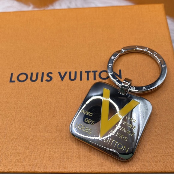 Louis Vuitton Voyagez Key Ring: Volez, Vogues, Voyagez EUC Box included - Picture 3 of 7